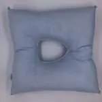 Cuscino antidecubito in fibra cava siliconata, con foro anatomico
