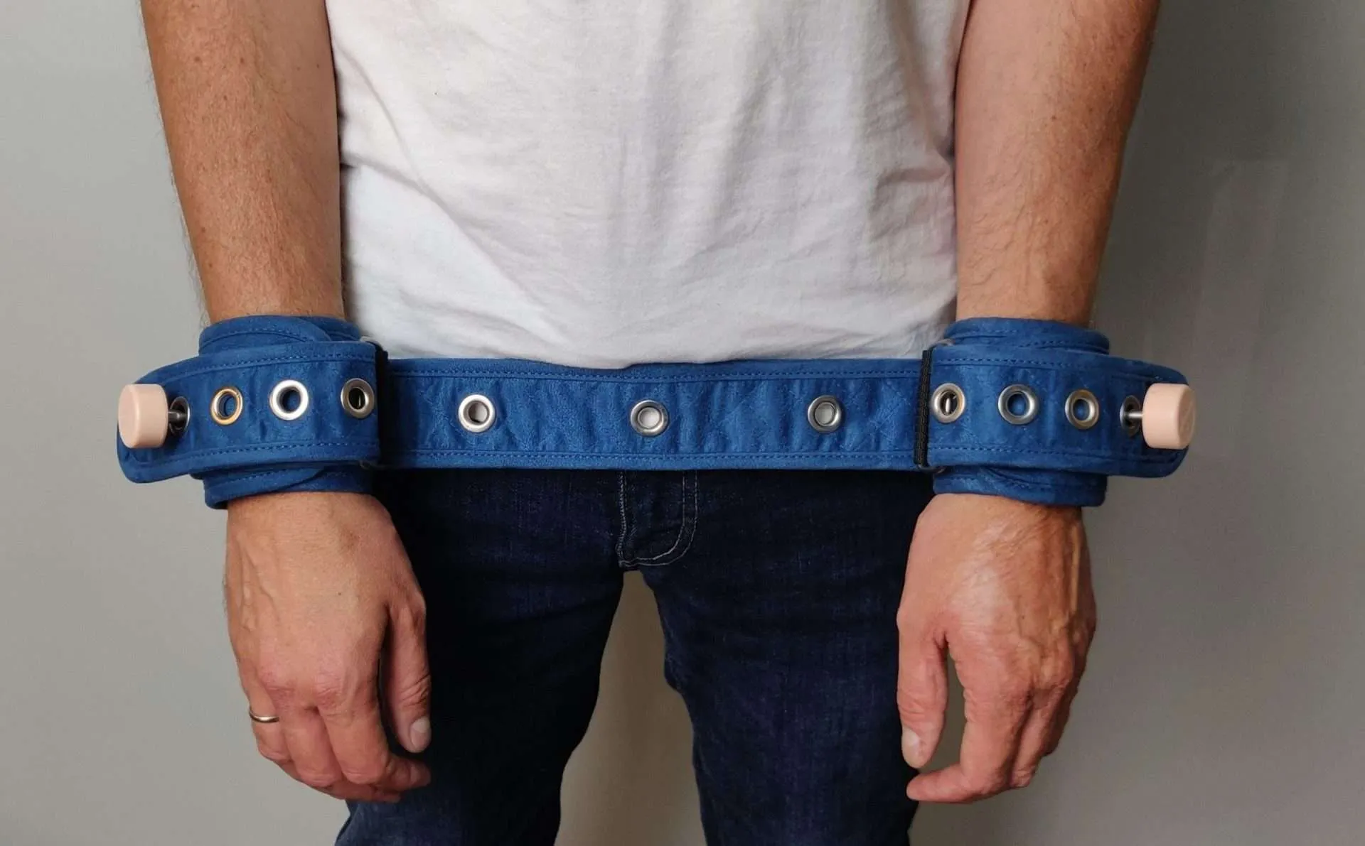 Cintura ferma polsi e braccia per trasferimenti e deambulazione